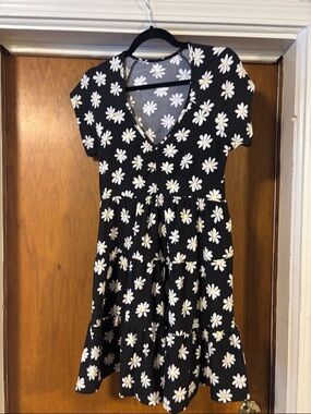 No Boundaries Black Daisy Print Tee